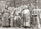 Družina Pirotovih iz Branika z vojaki, ki so stražili železniški viadukt